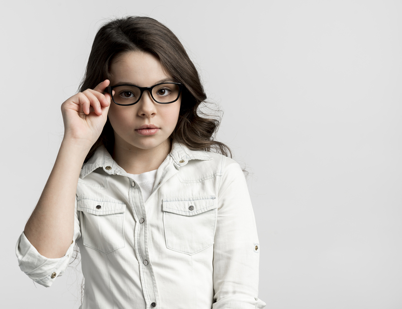 Sử dụng kính gọng giúp giảm mỏi mắt và cải thiện khả năng học tập, sinh hoạt