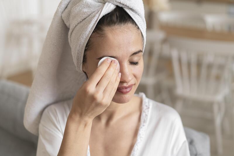 Bạn cần giữ vệ sinh mắt và vùng quanh mắt để hạn chế nhiễm trùng trong thời gian hậu phẫu thuật