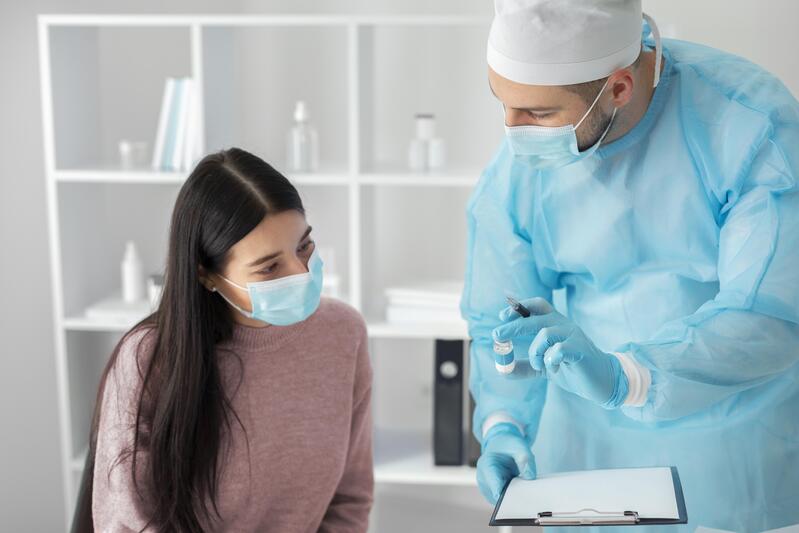 Bác sĩ sẽ khám và đánh giá tình trạng mắt trước khi phẫu thuật