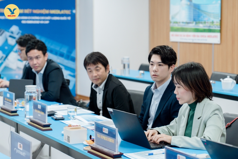 Về phía đối tác có sự hiện diện của ông Shuta Aizawa - Giám đốc Amano Souken; ông Toru Kikuya - Giám đốc điều hành Dịch vụ Quản lý Y tế, Amano Souken cùng các thành viên trong đoàn công tác và đại diện phía Yamada Consulting & Spire Việt Nam