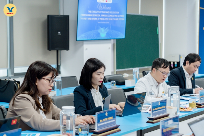 Tiếp đón đoàn, phía MEDLATEC có sự hiện diện của PGS.TS Nguyễn Thái Sơn - Giám đốc Hệ thống Xét nghiệm MEDLATEC; bà Vũ Thị Phượng - Giám đốc Bệnh viện Đa khoa MEDLATEC Quốc tế; ThS. Nguyễn Thị Như - Trưởng Ban Kế hoạch MEDLATEC GROUP; ông Nguyễn Ngọc Lâm - Giám đốc khối Khách hàng doanh nghiệp MEDLATEC GROUP