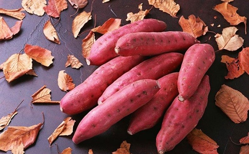 Bạn không nên ăn khoai lang sống, vì có thể gây đầy bụng, khó tiêu