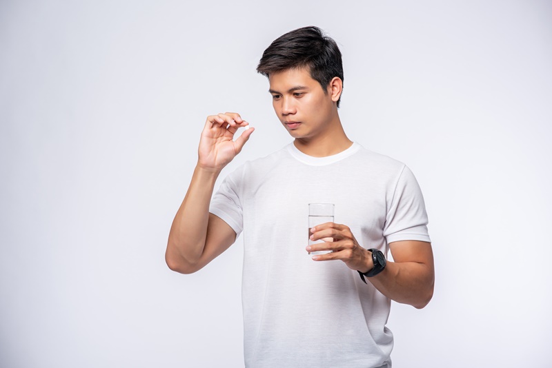 Người đang dùng thuốc điều trị không nên tùy tiện uống rượu sâm đất