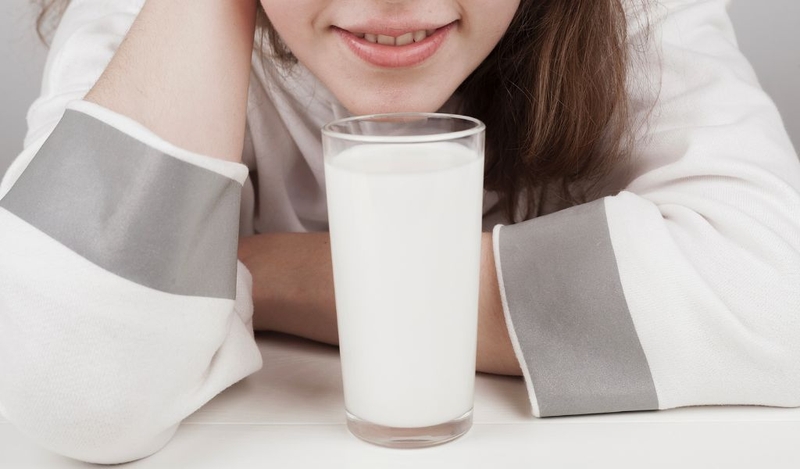 Uống sữa trước khi uống thuốc được không - câu trả lời phụ thuộc vào tùy từng loại thuốc