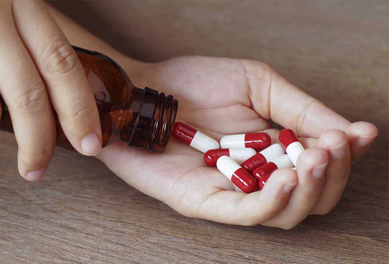 Người đang dùng thuốc tim mạch cần thận trọng khi uống nước dừa kèm thuốc