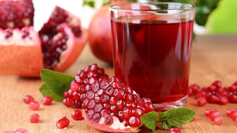 Nước ép lựu là một trong những đồ uống chị em nên bổ sung để tăng ham muốn