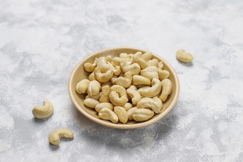 Bệnh nhân tiểu đường nên ăn hạt điều rang mộc, không tẩm ướp gia vị