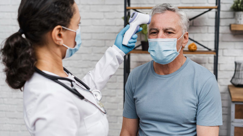 Khi bị sốt cao liên tục trên 3 ngày, bạn không nên tiếp tục tự điều trị tại nhà mà hãy đi khám