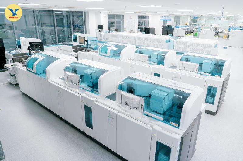 Trung tâm xét nghiệm MEDLATEC là đơn vị duy nhất tại Việt Nam ứng dụng đồng thời hai hệ thống xét nghiệm tự động hiện đại nhất từ Roche và Abbott 