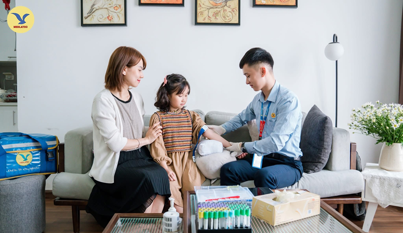 Với dịch vụ lấy mẫu xét nghiệm tận nơi, người cao tuổi, mẹ bầu, trẻ nhỏ không cần vất vả đi xa, người bận rộn có thể chủ động theo dõi sức khỏe