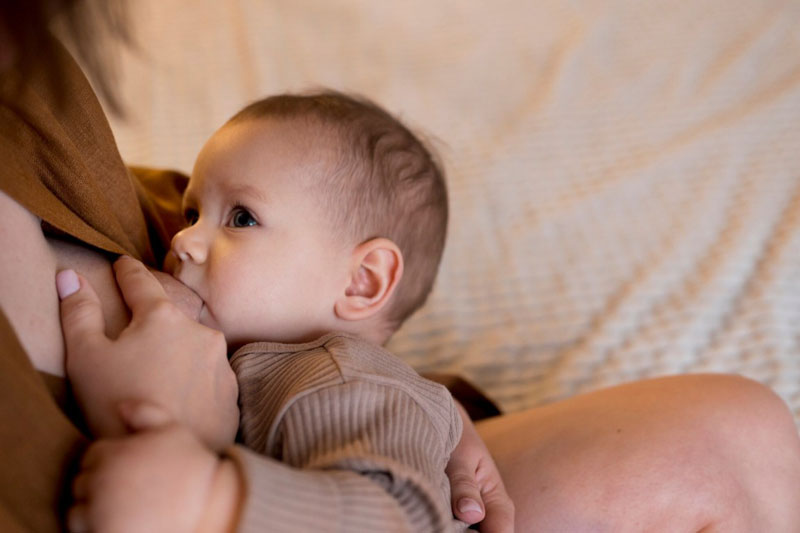 Bé bú sai cách có thể là nguyên nhân khiến bé bị nấc