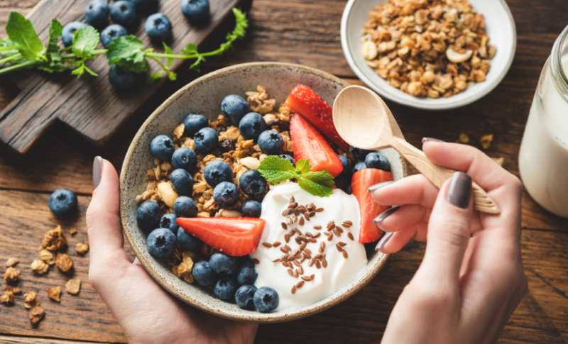 Bạn đọc có thể kết hợp sữa chua nếp cẩm cùng các loại hoa quả 