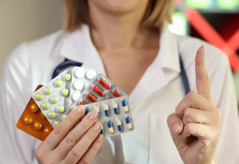 Bác sĩ có thể kê thuốc nội tiết hoặc thuốc giảm đau tùy thuộc vào loại u nang và triệu chứng đi kèm