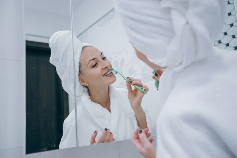 Vệ sinh răng miệng mỗi ngày có thể giúp loại bỏ phần nào virus, vi khuẩn gây bệnh trong miệng