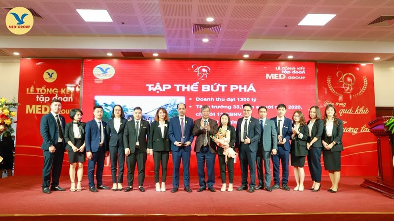 Anh Đoàn Văn Thuyết cùng tập thể MEDAZ được GS.TS Nguyễn Anh Trí vinh danh tập thể bứt phá năm 2021 - một năm đỉnh cao trong sự nghiệp quản lý của anh.