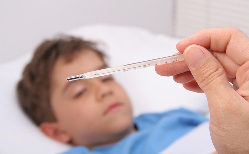 Trẻ bị cúm A sốt cao không hạ có thể gây ra nhiều nguy cơ đối với sức khỏe