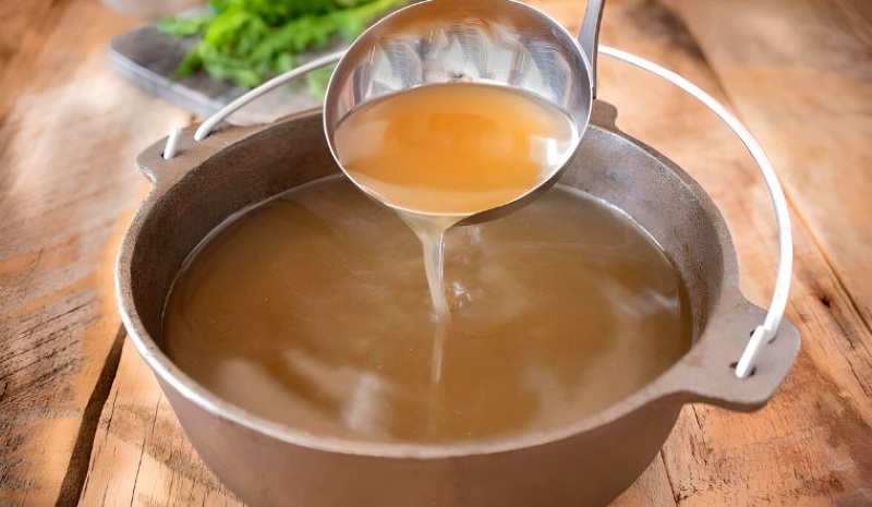 Cho trẻ dùng nước hầm xương có nguy cơ nhiễm kim loại nặng hoặc tạp chất