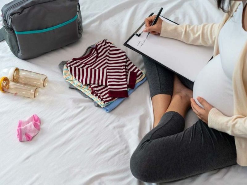 Mẹ bầu cần chuẩn bị sẵn sàng đồ dùng cá nhân để tới cơ sở y tế khi xuất hiện dấu hiệu đau bụng đẻ