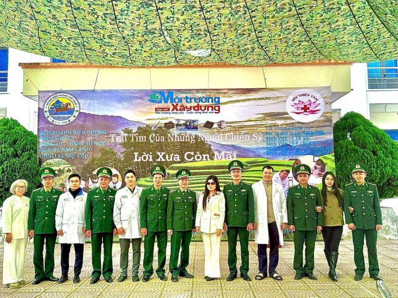 Đại diện MEDLATEC - Giám đốc Bùi Văn Linh chụp ảnh lưu niệm tại chương trình cùng các đơn vị đồng hành