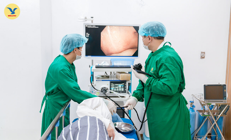 Nếu xuất hiện dấu hiệu bất thường về dạ dày, người bệnh có thể cần nội soi sớm hơn để can thiệp kịp thời
