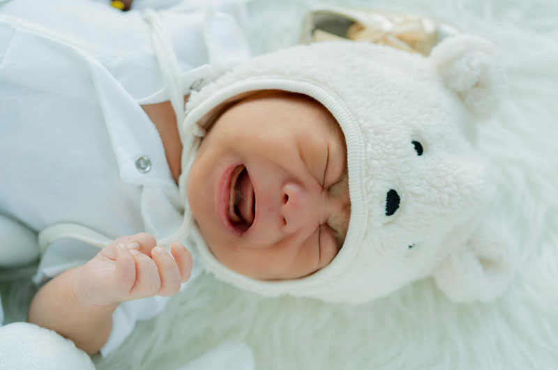 Trẻ sơ sinh bị viêm phổi thường kèm theo triệu chứng sốt