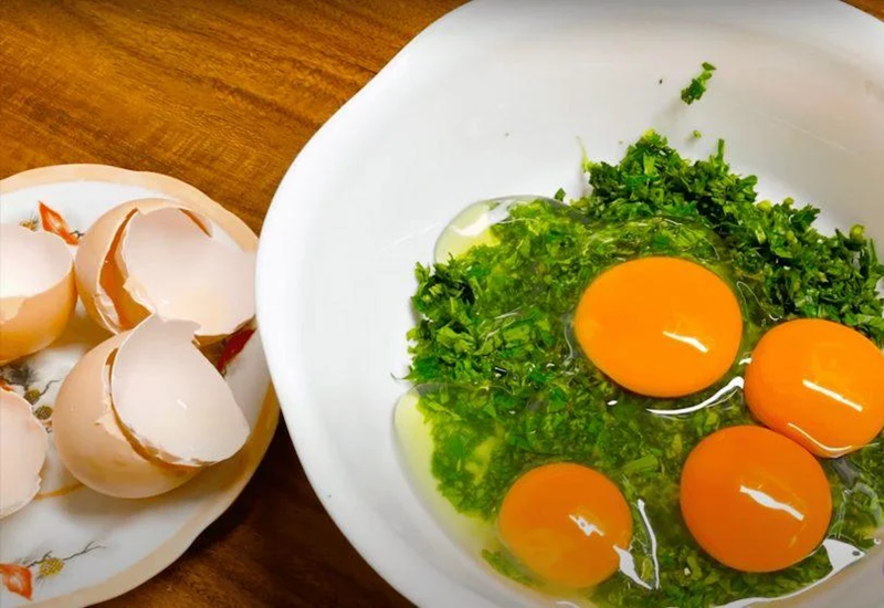 Ngải cứu kết hợp với trứng gà có thể tạo ra món ăn bổ dưỡng và dễ tiêu hóa.