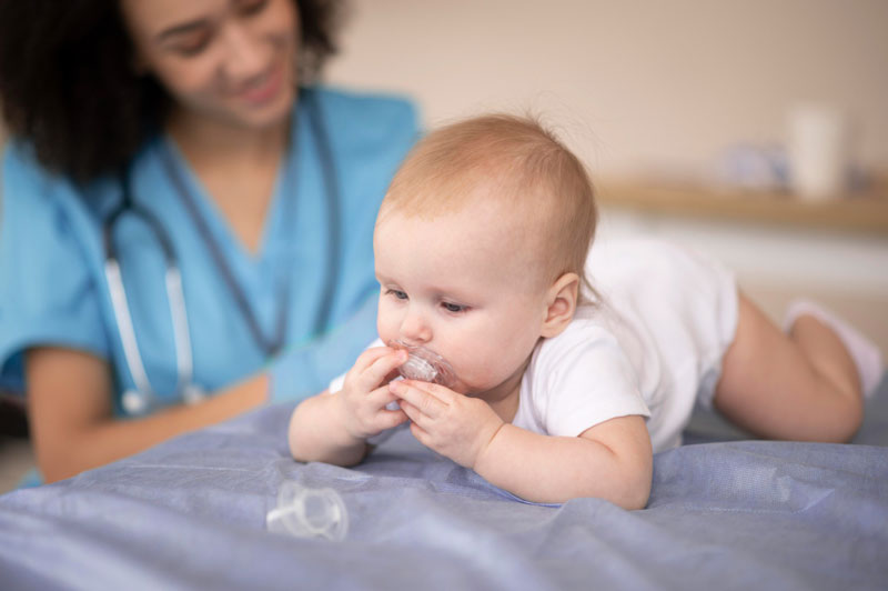 Viêm phế quản ở trẻ sơ sinh thường dẫn đến tình trạng tích tụ đờm