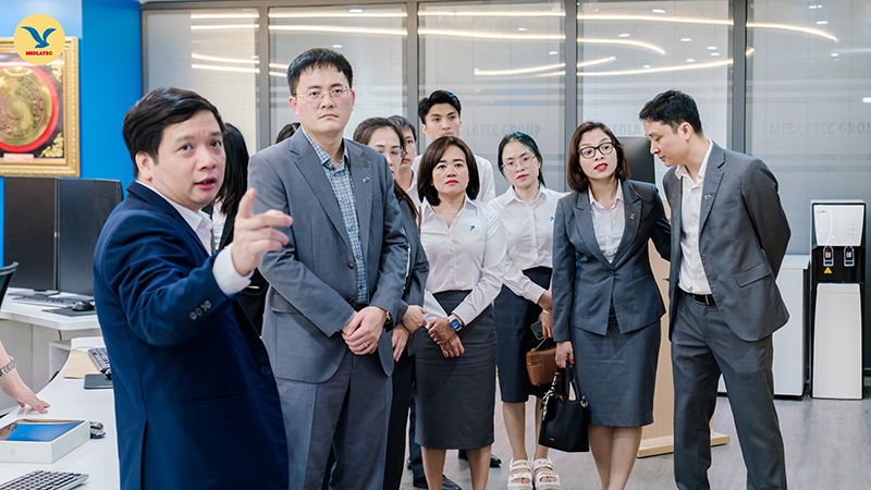 Đoàn công tác của Bệnh viện Nhi Hà Nội đi tham quan Trung tâm Chẩn đoán hình ảnh MEDLATEC dưới sự hướng dẫn, giới thiệu của ThS.BSNT Đào Danh Vĩnh - Giám đốc Trung tâm