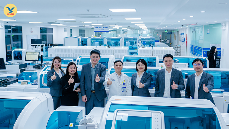 Đoàn tham quan Trung tâm Xét nghiệm dưới sự hướng dẫn, giới thiệu của PGS.TS Nguyễn Thái Sơn – Giám đốc Hệ thống xét nghiệm