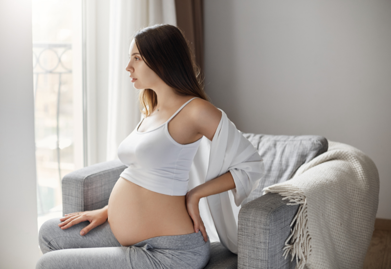 Dấu hiệu cạn ối tuần 39 dễ nhận thấy nhất là hiện tượng rỉ nước ối qua âm đạo 