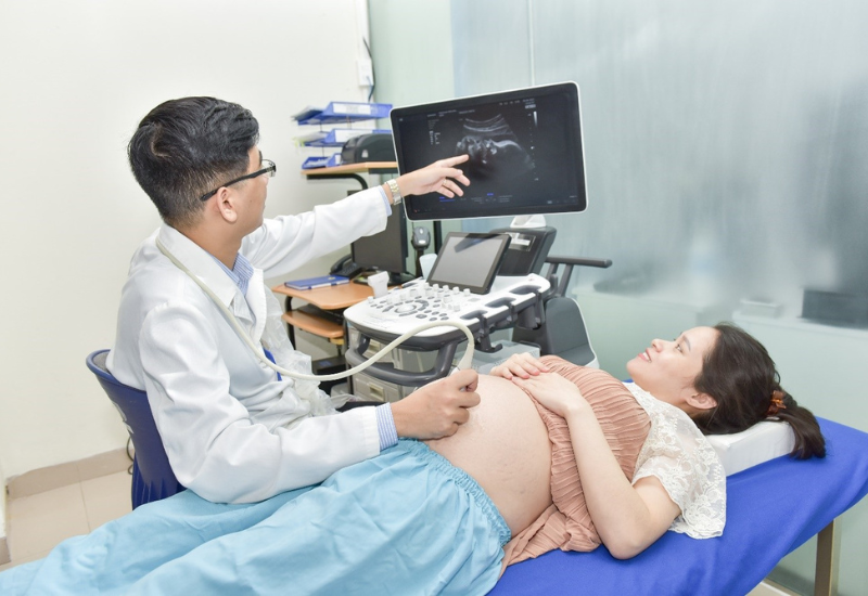 Khi xuất hiện dấu hiệu nghi ngờ cạn ối ở tuần 39, thai phụ cần nhanh chóng đến cơ sở y tế