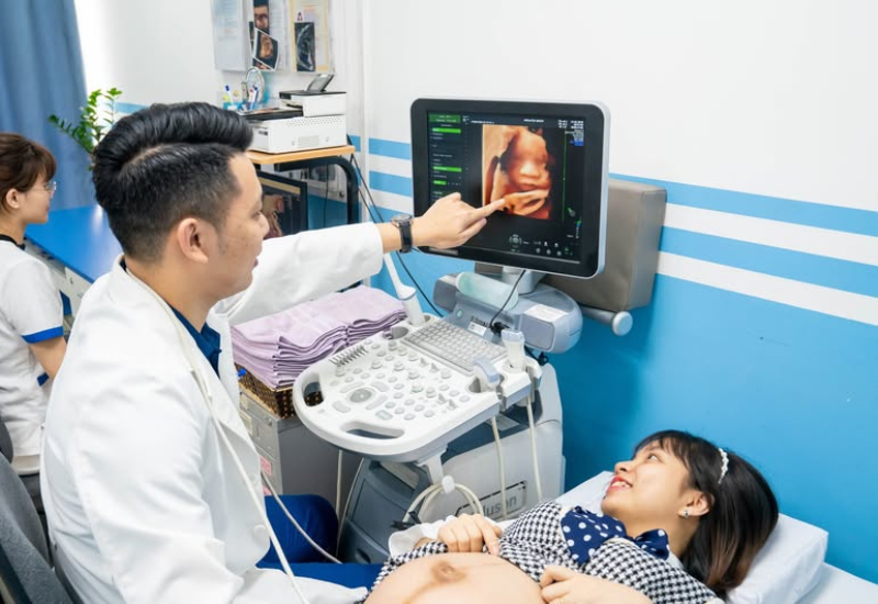 Mẹ bầu nên thăm khám định kỳ đầy đủ và khi có dấu hiệu bất thường tại các bệnh viện uy tín