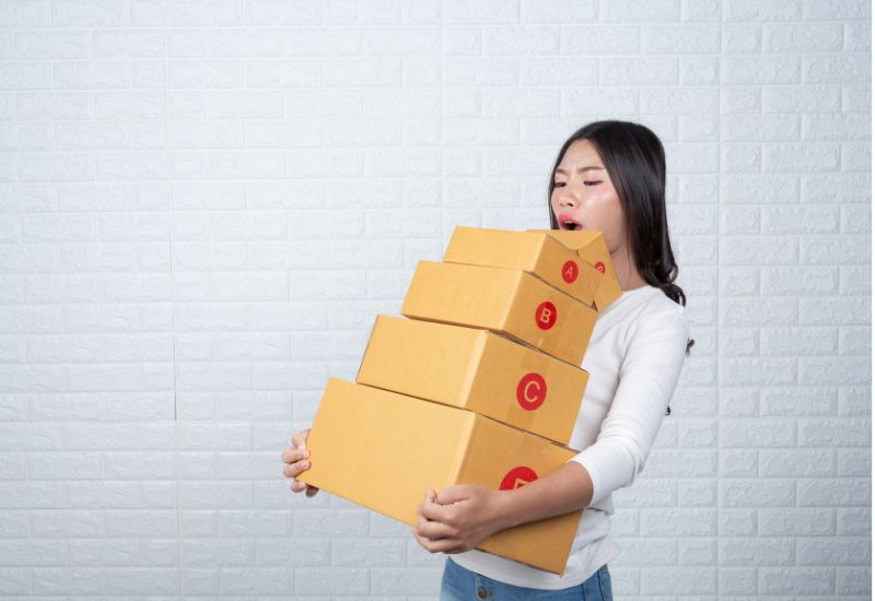 Hạn chế bê vác nặng là một trong những lưu ý sau khi đặt vòng tránh thai