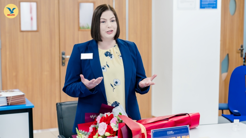 Tiến sĩ Ericka Olgaard - Giám đốc Y khoa CLIA, Phòng xét nghiệm Bệnh học thuộc Đại học Florida, thành viên đoàn đánh giá phát biểu ý kiến tại chương trình 