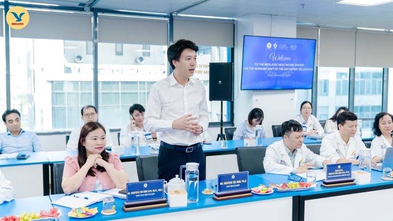 Tổng Giám đốc - TS. Nguyễn Trí Anh cùng ban lãnh đạo Tập đoàn và Trung tâm Xét nghiệm tham gia tiếp đoàn 