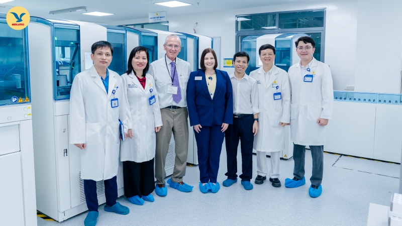 Ảnh chụp lưu niệm của đoàn công tác tại Trung tâm Xét nghiệm MEDLATEC 