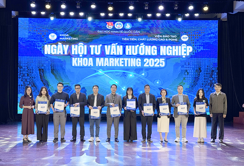 Đại diện các doanh nghiệp tham dự Ngày hội tư vấn hướng nghiệp nhận quà lưu niệm từ Ban tổ chức 