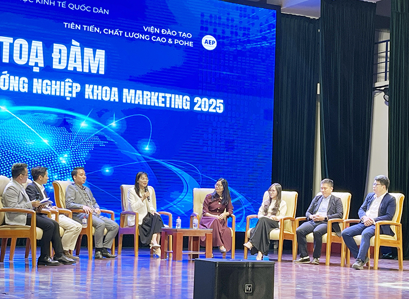 Bà Trần Thị Quỳnh Trâm – Phó Giám đốc Trung tâm Marketing MEDLATEC có những chia sẻ thiết thực trong chuyên mục tọa đàm 