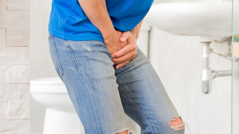 Xuất hiện tiểu buốt, tiểu rắt bất thường, người đàn ông đến MEDLATEC đặt lịch lấy mẫu xét nghiệm tận nơi kiểm tra sức khỏe