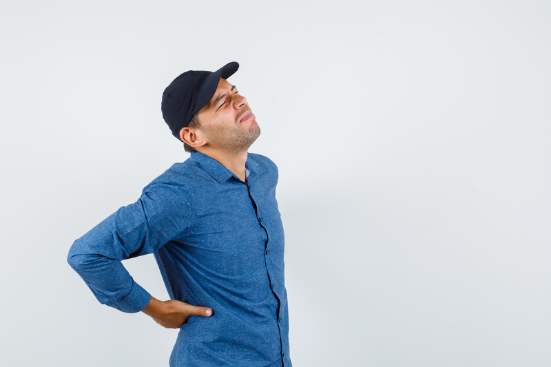 Người bệnh thường cảm thấy đau âm ỉ hoặc đau nhói vùng lưng trên