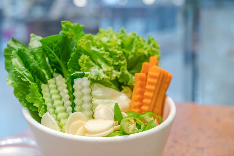 Nếu ăn khoai môn, người bị tiểu đường nên bổ sung thêm rau vào bữa ăn của mình