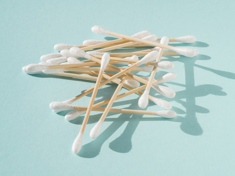 Bạn không nên dùng tăm bông để vệ sinh tai đang bị viêm 