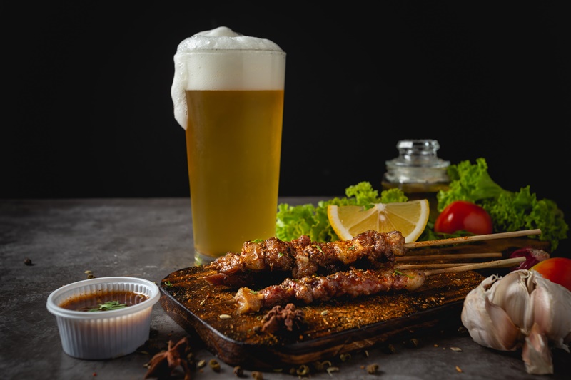 Bạn không nên uống bia rượu kết hợp với thịt nướng