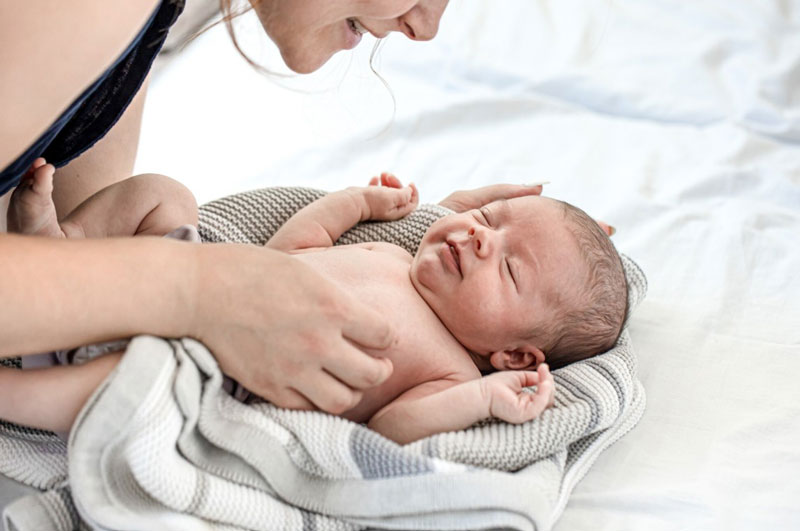 Trẻ sơ sinh rụng rốn nhưng chưa khô có thể do quá trình liền rốn sinh lý chưa hoàn tất