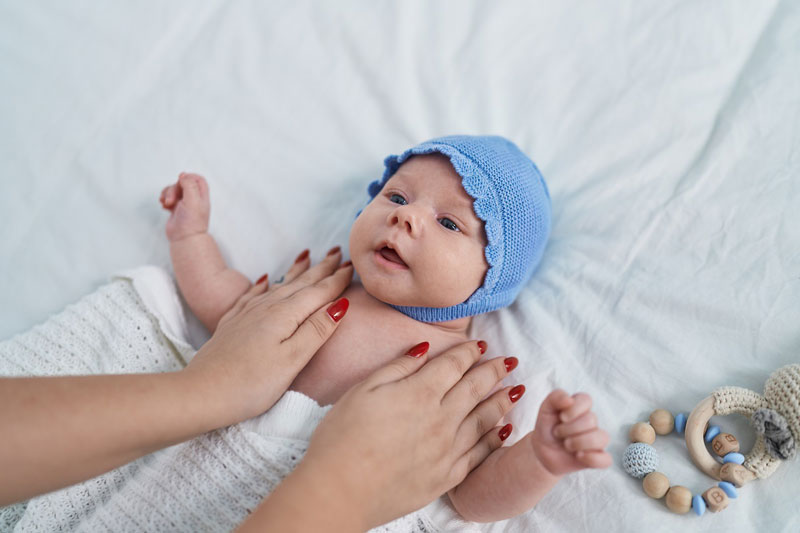 Cha mẹ tắm cho trẻ cẩn thận, không làm ướt rốn