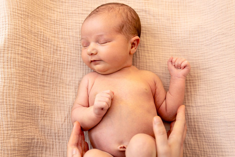 Tuần đầu tiên chào đời bé vẫn duy trì chức năng sống trong bụng mẹ