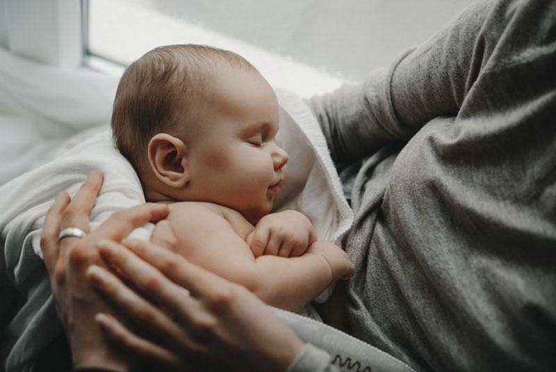 Nội tiết tố từ mẹ khiến trẻ sơ sinh nổi mụn đầu trắng trên mặt