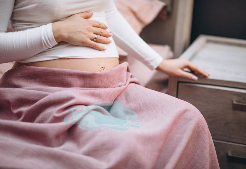 Vỡ ối là tình trạng túi ối bao quanh thai nhi bị rách hoặc thủng, nước ối sẽ chảy ra ngoài qua đường âm đạo