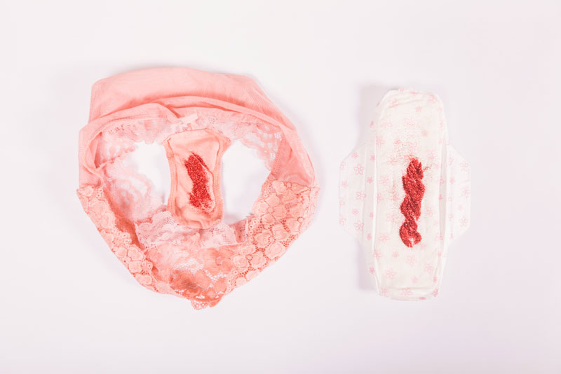 Khi bị đau nhói bụng dưới kèm theo triệu chứng chảy máu âm đạo, chị em cần nhanh chóng đi khám