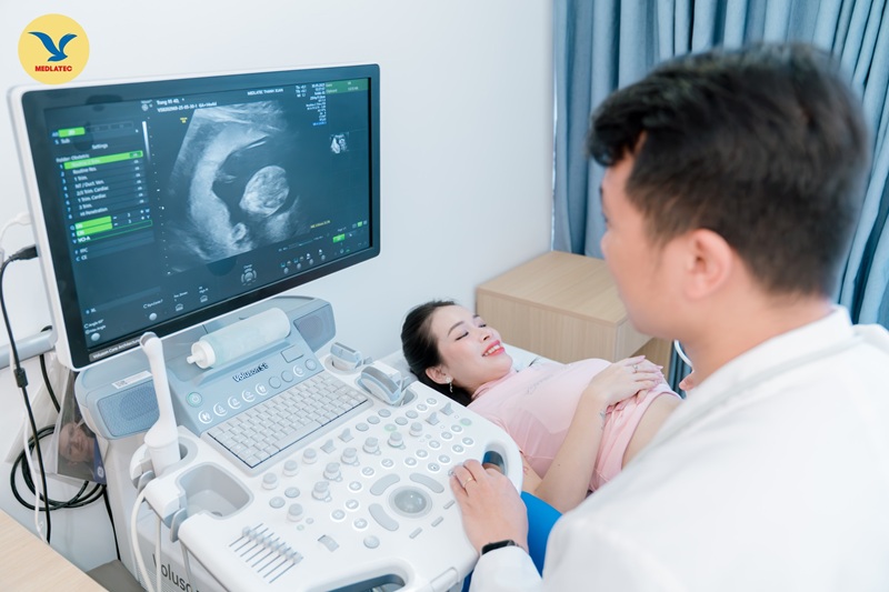 Khi nhận thấy hiện tượng bụng cồn cào không có xu hướng thuyên giảm, mẹ bầu hãy đi khám